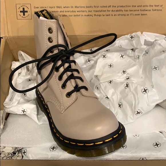 Dr. Martens 1460 pascal NWT - Picture 3 of 5
